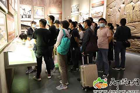 “十一”长假第二天 韶山迎来游客高峰