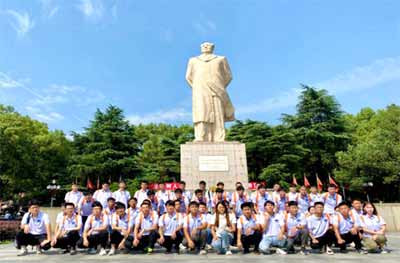 他们在困苦之极时,想到曾经有过伟大、辉煌的毛泽东时代,有过高福利的“五免”社会,有过严格的八小时工作制,就不约而同地向往毛泽东时代,呼唤着毛主席。