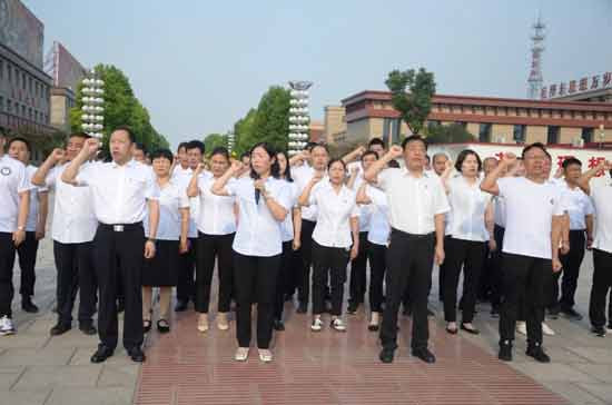 河南省南街村举行纪念毛主席逝世44周年活动
