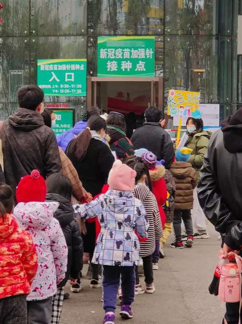 上海也搞过变相强制,比如此前松江区有个规定,不接种的,孩子可以上学,不过要求一个星期做一次核酸检测,自费。上海的部分家长们不干了,纷纷投诉,于是后来又有消息,上海的很多幼儿园开会了,通知家长幼儿接种时,特别强调“知情、同意、自愿”,不要求开证明,真的自愿选择——这才是“知情、同意、自愿”的真正表现吧。