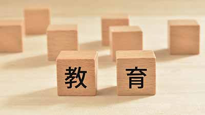 归根结底民办教育的这场大萎缩，是该国在市场经济/资本主义下行即衰退时期，财政资源被迫集中保体制、保稳定的必然。说得再直白一点：当经济形势好的时候，民办教育是"有益的补充";当经济形势不好的时候，民办教育就是"多余的累赘"。这种从"补充"到"累赘"的身份转换，只隔了一个经济周期的距离。