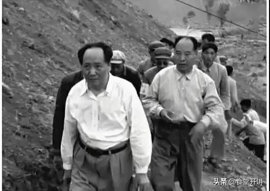 不必向美国和西方去膜拜，新中国30年已经创造出巨大的建设成就，做出成功的典范。看看今天美国对中国的围堵、封锁、打压和绞杀，他们是不会让中国发展，不会让中国人民过好日子的。他们出的主意都是坏主意，都是破坏中国经济发展。
