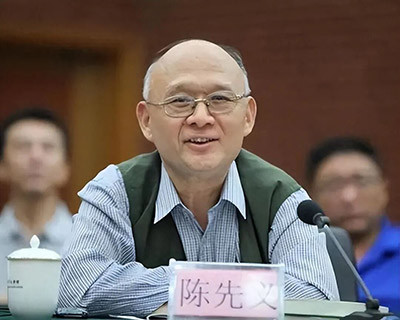 舞台与赛场没有真空地带，放弃价值立场，就等于主动让出文化斗争的阵地。