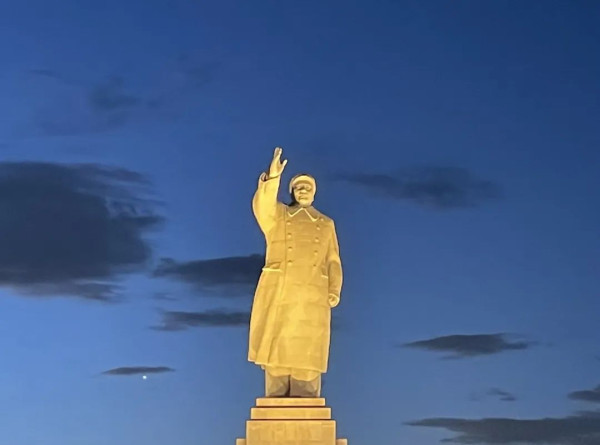 统一地从经济、政治和思想意识三个方面来观察阶级和处理阶级斗争问题,正是辩证唯物主义的观点,正是马列毛主义历来所主张的,也只有统一地掌握了这三个反面,才能够正确地分析各个社会阶级,才能够在实践上真正地把无产阶级革命进行到底,达到最后地、彻底地消灭阶级。