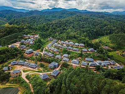 扶贫有时需要一些“强迫”，但这并非出于傲慢，而是在深入了解受助人的生活状况与切身需求的基础上，以他们本身为出发点，来为他们寻找出路。惟有如此，才能打破贫穷的自我再生产循环。