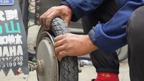 废墟里的修车师傅：城市向前，而他留在原地｜镜相