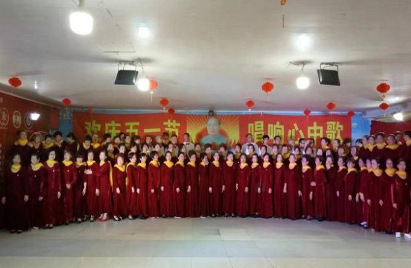 前锋:泸州唱响《东方红》
