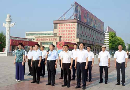 南街村举行纪念毛主席逝世43周年活动