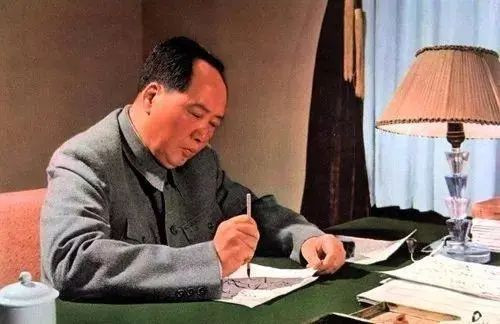 “小小寰球,有几个苍蝇碰壁。嗡嗡叫,几声凄厉,几声抽泣。蚂蚁缘槐夸大国,蚍蜉撼树谈何易。正西风落叶下长安,飞鸣镝。多少事,从来急;天地转,光阴迫。一万年太久,只争朝夕。 四海翻腾云水怒,五洲震荡风雷激。要扫除一切害人虫,全无敌。”