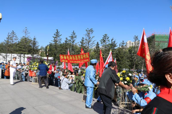 长春市各界人民群众隆重纪念毛主席逝世42周年