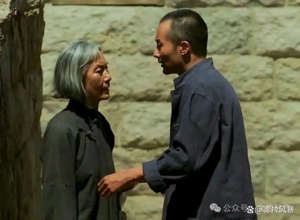 从"父母爱情"到"人民爱情",从"特权叙事"到"人民叙事",这条路还很长。但《父母爱情》的颠覆性重评,至少证明了一件事:人民醒了。镜子亮了。照妖镜下,魑魅魍魉,无所遁形。