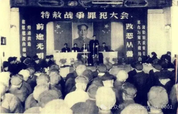 这两个人,从猫和老鼠,变成了同是天涯沦落人。