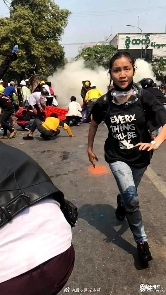 许多网友感受到了某种熟悉的配方、熟悉的味道。这不是阴谋论,因为乌克兰基辅发生过活生生的例子。