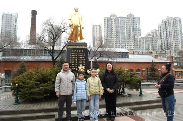 清明寄哀思  深情缅伟人——冰城群众冒雨雪纪念毛主席