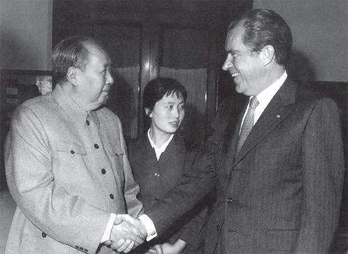 从“对抗”到“正常化”，在毛泽东的领导下，新中国取得了对美外交工作的突破性成果。毛泽东认知和应对美国“帝国主义”的政治智慧，值得我们深入研究和学习。
