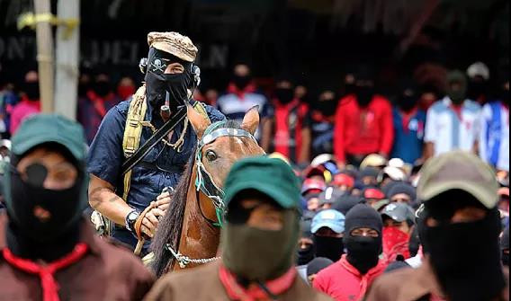 弱者没有硬兵器,就像萨帕塔“军队”即便有纪律,却大多只有一根“木棍枪”。1994年起义时在交战中开过枪,打死了几个警察,己方死了150人,从此之后,尽管受到政府军和民团无数挑衅、攻击和杀害,萨帕塔军队没再发一枪。