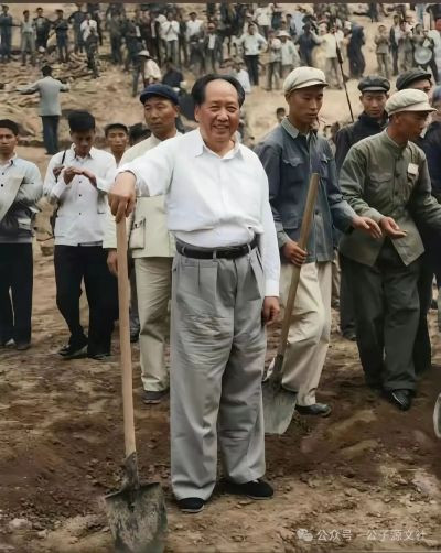 文章批判了以“去政治化”表象维护压迫秩序的意识形态,强调政治参与对劳动者解放的根本性意义,并呼吁从日常经验出发,打破冷淡主义对集体意识的瓦解。