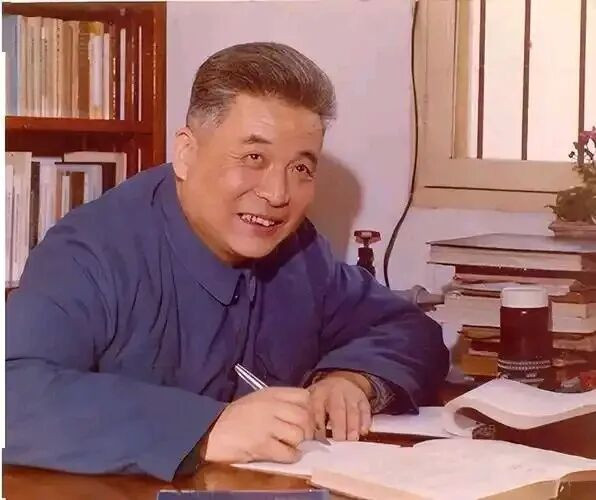 历史不容篡改,英雄不容诋毁,毛主席的历史地位与新中国前三十年的伟大成就,早已镌刻在民族丰碑上,经得起时间与人民的检验。愿每一位知识分子都以脊梁为榜样,心怀家国、扎根人民,坚守良知与底线,做真正有益于国家、无愧于人民的学者,而不是做脱离群众、嫉贤妒能、抹黑历史的跳梁小丑。