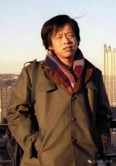 本文对“手机社会”中文化断裂与知识分子困境的忧思值得重视，但将文化民主化与消费主义高度绑定、将大众媒介实践视为精神堕落，并以19世纪经典阅读定义知识分子，不免带有精英怀旧色彩。知识普及本是进步力量，关键在于能否打破资本对公共空间的垄断；真正的知识分子，应能在信息洪流中把握本质、扎根实践、服务人民——这正是马克思主义“实事求是、知行合一”精神的当代体现。
