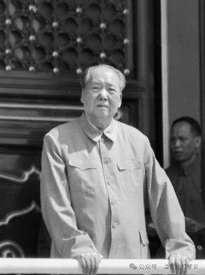 岂曰无碑,山河为碑; 何用留名,人心即名。 公者千古,私者一时。 毛主席万岁!