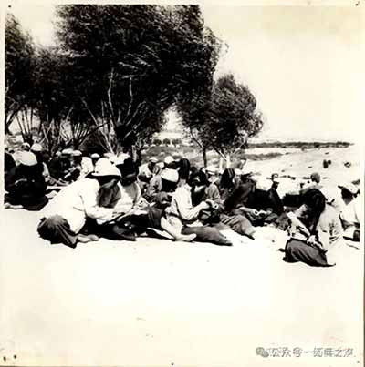业余学习具有显著的解放潜能，它为大批工人和农民——包括许多此前被排除在正规学校教育之外的妇女——拓展了获取识字能力、技术知识和政治参与的渠道。