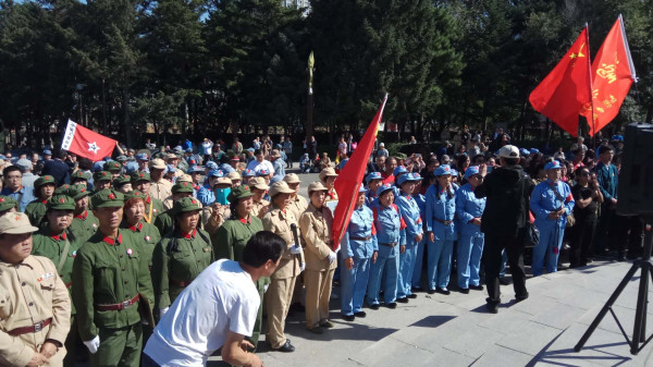 长春市各界人民群众隆重纪念毛主席逝世42周年