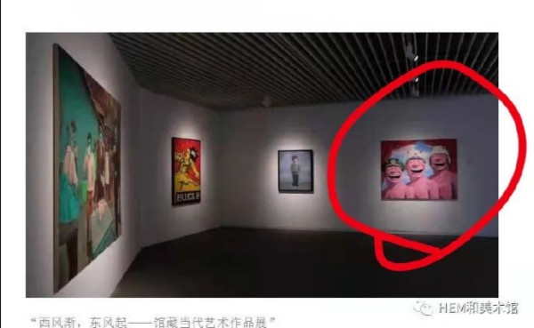 与玩世写实主义嘲笑丑化红色同步,资本积累在90年代大规模发展,00年代突飞猛进,随着资本集中和垄断的出现,在文化“重建”中,资本的文化需求和政治主张也越为清晰,社会存在决定社会意识的规律性,像飓风,刮飞二元论两手抓的实用主义外衣,于是,在不讲政治的官僚庇护下,伴随诸如宗教渗透,方方日记,高晓松的“人民”主流媒体直播,岳敏君漫画玩世一类的政治现实主义,堂而皇之生存了下来,不时聚焦于大