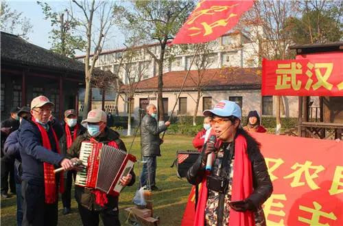 毛主席我们想念您:武汉工农兵群众隆重纪念毛主席诞辰127周年!