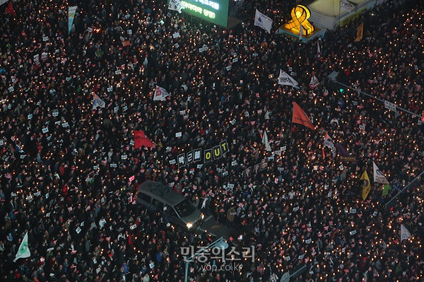 南朝鲜30万人倒朴 游行学生：成立革命政权