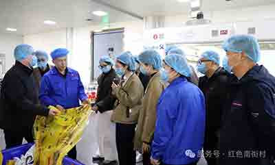 中央（含驻豫）全媒体记者采访团采访河南省南街村