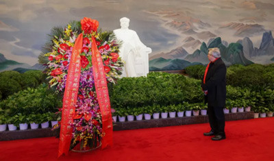因为毛主席不仅是中国人民心目中最伟大的人民领袖和革命导师,也是一切反抗剥削压迫、反抗不平等秩序、追求进步、追求解放的世界人民心目中最伟大的人民领袖和革命导师,哪怕毛主席离开我们已经将近半个世纪了。