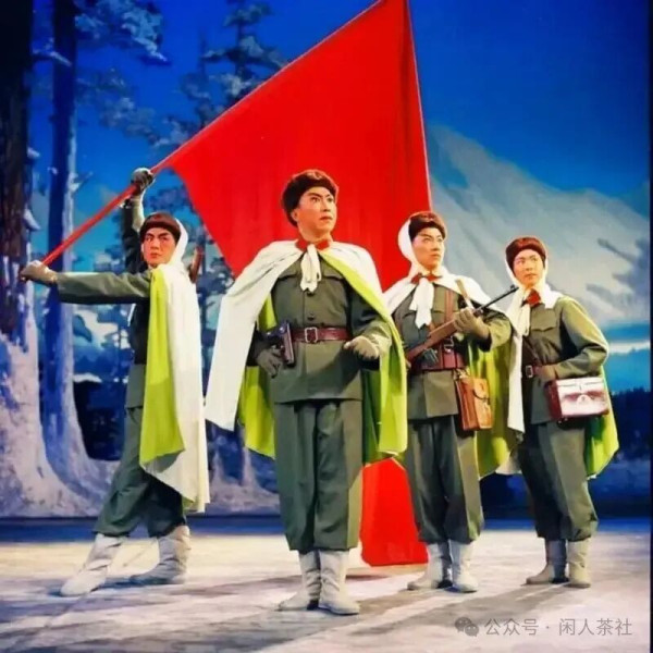 在中国文艺史上,有一个绕不过去的话题:样板戏。从《红灯记》到《智取威虎山》,从《沙家浜》到《红色娘子军》,这些诞生于半个多世纪前的作品,至今仍在舞台上常演不衰,许多唱段早已成为中国人集体记忆中的文化基因。“临行喝妈一碗酒,浑身是胆雄赳赳”“这个女人不寻常”……这些旋律一响,无数人便能脱口而出。样板戏何以具有如此持久的生命力?答案,就藏在毛主席那一句掷地有声的追问中:“我们的文艺是为什么人的?”