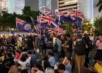 狐狸尾巴露出来了！“港独”集会公然勾结英美