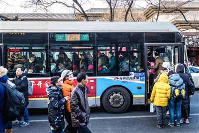 上下班两小时以上,1400万人忍受极端通勤,有你么?