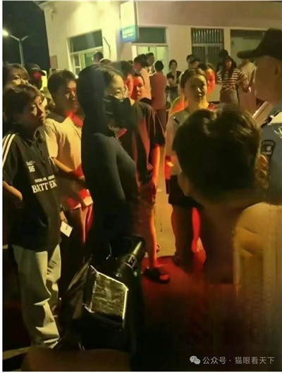 那些激进的女权组织、极端的环保、动保组织,以及LGBT组织,都是西方上世纪六七十年代玩剩下的,其实质就是不讲责任只讲权利,无端制造社会撕裂,以特权压制整体利益甚至以此为由大搞颜革颠覆,他们就是蛰伏在社会各个阶层的病毒,随时都有可能祸乱社会。