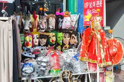 韩国梨泰院踩踏悲剧,根源在30年前的一家美国超市?