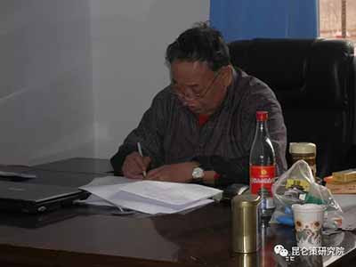 新疆的社会稳定是要靠最广大热爱毛主席，拥护共产党的善良的各族人民，我们要赢得新疆各族人民的信任与拥护，就要真正发挥好党的民族政策的威力，用心去维护最广大的贫苦老百姓，各族人民的利益。