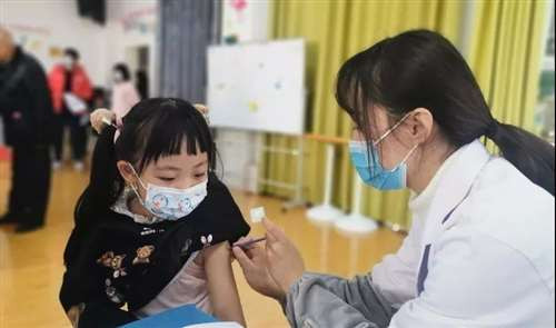 上海也搞过变相强制,比如此前松江区有个规定,不接种的,孩子可以上学,不过要求一个星期做一次核酸检测,自费。上海的部分家长们不干了,纷纷投诉,于是后来又有消息,上海的很多幼儿园开会了,通知家长幼儿接种时,特别强调“知情、同意、自愿”,不要求开证明,真的自愿选择——这才是“知情、同意、自愿”的真正表现吧。