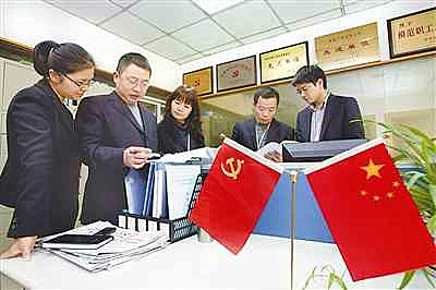 在长生生物建立党委，简直就是一场“闹剧”。由此，审视非公有企业党建工作，有一个绕不开的话题，就是非公企业的党建典型“传化集团”。