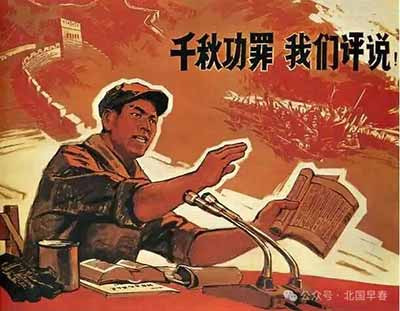 在资本主义社会，文化生产被资本的逻辑所主宰。知识分子为了生存和发展，常常需要迎合市场的需求，接受资本的资助与审查。许多作家、艺术家在这种环境下，成为了资产阶级的“精神雇佣劳动者”。他们的创作不可避免地带有资产阶级意识形态的烙印，作品中充斥着对消费主义、享乐主义的宣扬，对社会不平等现象的忽视或美化。这种依附性使得文化生产成为资本积累的工具，失去了批判现实、启迪民智的功能。