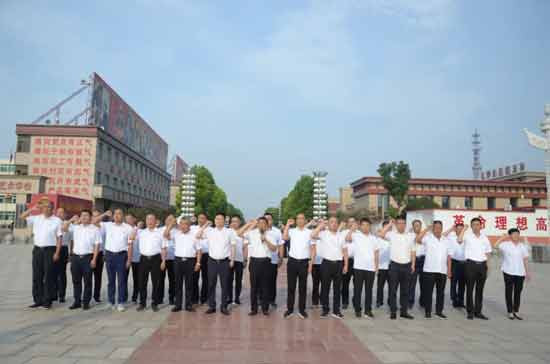 河南省南街村举行纪念毛主席逝世44周年活动