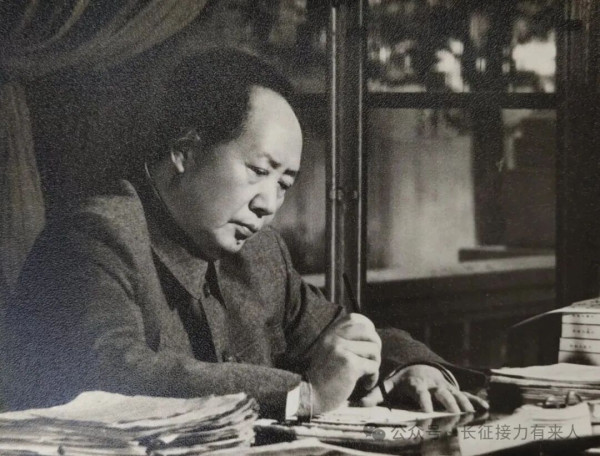 朱旦华,毛泽民烈士的遗孀,1946年从新疆监狱被营救回延安的老党员,江西省妇联原主任,“反修防修”中因“新疆叛徒集团案”被隔离审查长达八年,工资冻结、人格受辱。按常理说,她有足够多的“个人理由”对“反修防修”充满怨恨,对毛泽东充满怀疑。但令人深思的是,1991年苏联解体后,她没有被个人苦难所吞噬,而是主动重新思考毛主席发动“反修防修”的初衷,并得出了一个与主流“彻底否定论”截然不同的结论:毛主席的