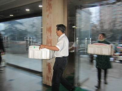 2012年12月26日被人们称呼为“中国红歌总司令戴诚”唱出“毛泽东之歌”,让人热血沸腾、让人情不自禁泪水不断模糊眼睛。