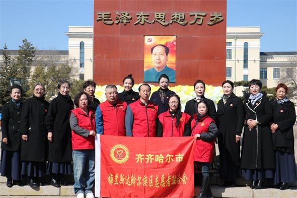 手舞鹤城艺术团与各界人士清明祭奠毛主席