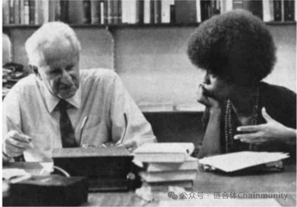 本章梳理了《每月评论》群体、斯威齐、杜纳耶夫斯卡娅等一系列关键思想家的思想实践，揭示出了马克思主义如何在美国完成了从“经济危机批判”向“帝国主义批判”与“人本主义批判”的重要转向。同时展现了美国各学者对“青年马克思”异化理论的重新发现，使马克思主义得以回应新时代青年的多方面追问，从而重新焕发活力的历史过程。