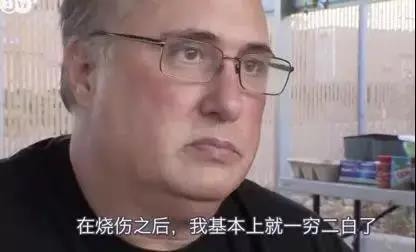 自由的流浪汉，抽了自由女神的脸