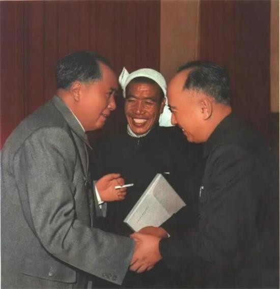 一个人的信仰,更多体现在无形的思想意识中,而且需要从道器变通之根角度,从思想领先从政治挂帅角度来深悟,来认识。