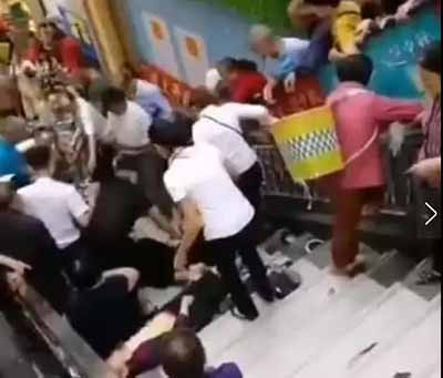 【一周怪事】女服务员被逼下跪,举刀怒砍