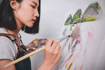 这个问题指向的不是一个非黑即白的答案,而是为了明确“人该如何成为人”——这既是关于人的答案,也是关于整个世界的答案:唯有实践、超越、创造,才能真正成为“人”。