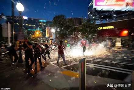 让我们重温上世纪六十年代毛泽东主席支持美国黑人抗暴斗争的声明，认清本质，坚定决心，鼓舞斗志，行动起来，给予美国人民反抗种族歧视的正义斗争以强大的声援！